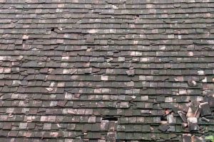 How do I know if a roofing company is legit?